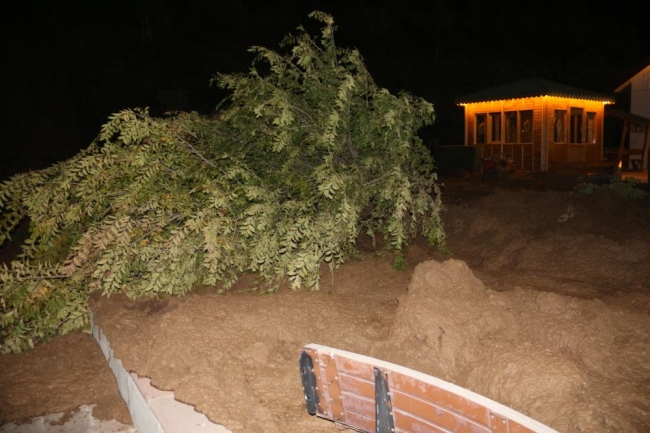 Erzurum'da patlayan hattan akan su toprak kaymasına neden oldu